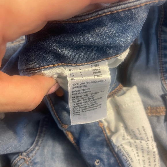 American Eagle ripped super stretch size 4 short jeans - Picture 3 of 4
